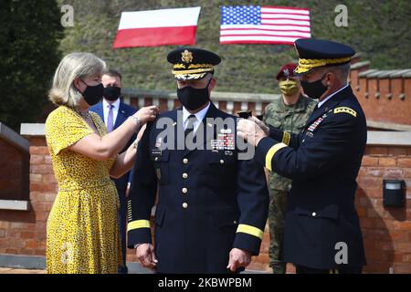 General James McConville befördert den Generalmajor John Kolasheski, den Generalkommandanten des V-Corps, am 4. August 2020 im Kosciuszko-Hügel in Krakau, Polen, zum Generalleutnant. Der Stabschef der US-Armee gab heute bekannt, dass das Hauptquartier des V-Corps (Forward) in Polen angesiedelt sein wird. (Foto von Beata Zawrzel/NurPhoto) Stockfoto