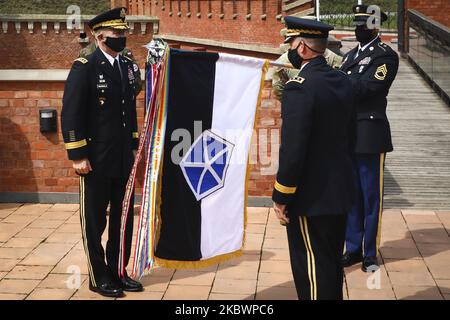 General James McConville und General John Kolasheski entrollten am 4. August 2020 offiziell die Flagge des V-Corps während einer Zeremonie auf dem Kosciuszko-Hügel in Krakau, Polen. Der Stabschef der US-Armee gab heute bekannt, dass das Hauptquartier des V-Corps (Forward) in Polen angesiedelt sein wird. (Foto von Beata Zawrzel/NurPhoto) Stockfoto