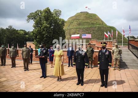 General James McConville befördert den Generalmajor John Kolasheski, den Generalkommandanten des V-Corps, am 4. August 2020 im Kosciuszko-Hügel in Krakau, Polen, zum Generalleutnant. Der Stabschef der US-Armee gab heute bekannt, dass das Hauptquartier des V-Corps (Forward) in Polen angesiedelt sein wird. (Foto von Beata Zawrzel/NurPhoto) Stockfoto