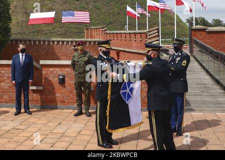 General James McConville und General John Kolasheski entrollten am 4. August 2020 offiziell die Flagge des V-Corps während einer Zeremonie auf dem Kosciuszko-Hügel in Krakau, Polen. Der Stabschef der US-Armee gab heute bekannt, dass das Hauptquartier des V-Corps (Forward) in Polen angesiedelt sein wird. (Foto von Beata Zawrzel/NurPhoto) Stockfoto