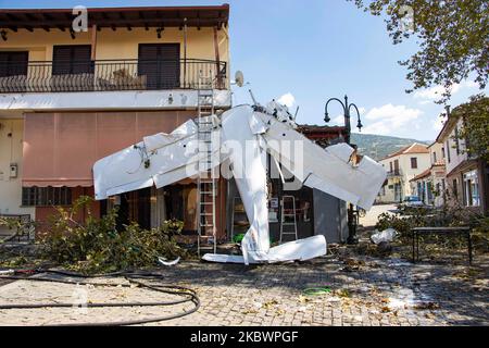 Ein kleines Leichtflugzeug der allgemeinen Luftfahrt hatte einen Unfall, als es auf ein Gebäude in Proti Town in der Region Serres stürzte, nachdem es auf einen Baum gestoßen und das Cockpit zerschlagen hatte, aber der Pilot überlebte mit leichten Verletzungen und wurde ins Krankenhaus gebracht. Das Einzelpropeller-Flugzeug war ein in Italien gemachtes Tecnam P2008-Modell ( Tecnam P2008-JC Mk2 ) mit der Registrierung SX-IRN der SKY AVIATION ACADEMY und der Pilot war ein Schüler der Schule, der seine Einzelmission mit Höhenflug flog. Am 3. August 2020 in Proti Serrone, Griechenland. (Foto von STR/NurPhoto) Stockfoto