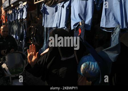 Palästinenser kaufen während der Vorbereitung auf das neue Schuljahr auf einem Markt in Gaza-Stadt, Palästina, am 5. August 2020 ein. (Foto von Majdi Fathi/NurPhoto) Stockfoto