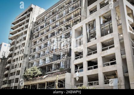 Beschädigte Gebäude sind am Tag nach einer massiven Explosion im Hafen am 5. August 2020 in Beirut, Libanon, zu sehen. Nach Angaben des libanesischen Roten Kreuzes starben im Moment über 100 Menschen bei der Explosion und über 4.000 wurden bei der Explosion im Hafen von Beirut verletzt. Beamte sagten, dass ein am Wasser gelegenes Lagerhaus, in dem explosive Materialien gelagert werden, angeblich 2.700 Tonnen Ammoniumnitrat, die Ursache der Explosion sei. (Foto von Fadel Itani/NurPhoto) Stockfoto