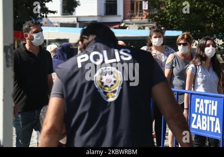 Die Menschen warten auf das Mittagsgebet, als die türkische Polizei den Bereich vor der Hagia Sophia-Moschee in Istanbul, Türkei, am 5. August 2020 sicherte. Die Hagia Sophia wurde am 24. Juli offiziell als Moschee eröffnet. (Foto von Sayed Najafizada/NurPhoto) Stockfoto