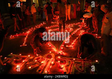 Hindu Anhänger Licht Öllampen, wie sie feiern Grundsteinlegung des vorgeschlagenen RAM-Tempel, in Ayodhya, am Heiligen See in Pushkar, Rajasthan, Indien am 5. August 2020. (Foto von Himanshu Sharma/NurPhoto) Stockfoto