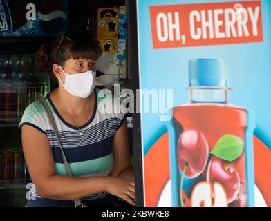 Eine Frau mit Maske geht während der neuen Coronavirus-Krankheit (COVID-19) durch die Stadt, nachdem am 5. August 2020 in Belgrad, Serbien, der Rückgang des Coronavirus infiziert wurde. In ganz Serbien nimmt die Zahl der Coronavirus-Infektionen ab. Die Regierung fordert die obligatorische Verwendung von Masken im Innen- und Außenbereich, um die Ausbreitung der Coronavirus-Krankheit zu stoppen (COVID-19). (Foto von Nikola Krstic/NurPhoto) Stockfoto