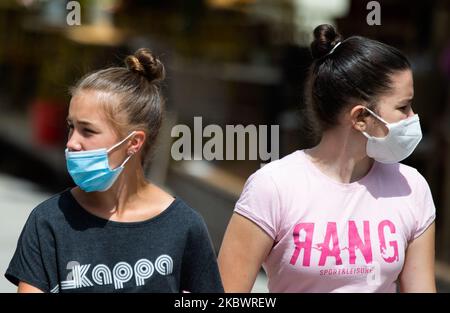 Eine maskierte Frau geht während der neuen Coronavirus-Krankheit (COVID-19) durch die Stadt, nachdem am 5. August 2020 in Belgrad, Serbien, der Rückgang des Coronavirus-Virus erkrankt war. In ganz Serbien nimmt die Zahl der Coronavirus-Infektionen ab. Die Regierung fordert die obligatorische Verwendung von Masken im Innen- und Außenbereich, um die Ausbreitung der Coronavirus-Krankheit zu stoppen (COVID-19). (Foto von Nikola Krstic/NurPhoto) Stockfoto