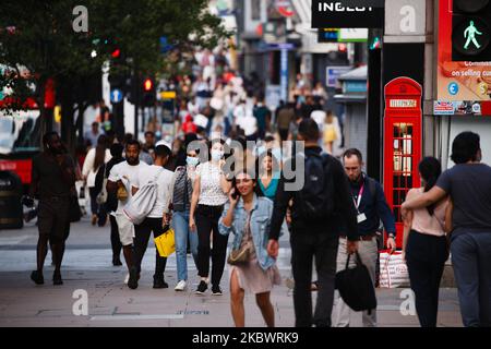 Einkäufer, die teilweise Gesichtsmasken tragen, spazieren am 5. August 2020 entlang der Oxford Street in London, England. (Foto von David Cliff/NurPhoto) Stockfoto