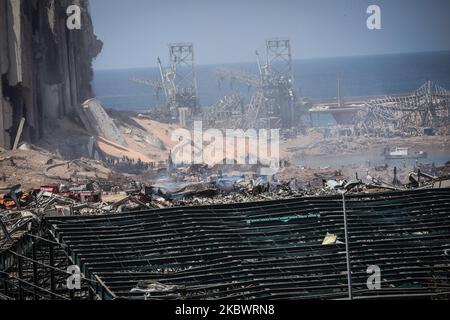 Rettungskräfte im Hafen am Tag nach einer massiven Explosion im Hafen am 5. August 2020 in Beirut, Libanon. Nach Angaben des libanesischen Roten Kreuzes starben im Moment über 100 Menschen bei der Explosion und über 4.000 wurden bei der Explosion im Hafen von Beirut verletzt. Beamte sagten, dass ein am Wasser gelegenes Lagerhaus, in dem explosive Materialien gelagert werden, angeblich 2.700 Tonnen Ammoniumnitrat, die Ursache der Explosion sei. (Foto von Houssam Hariri/NurPhoto) Stockfoto