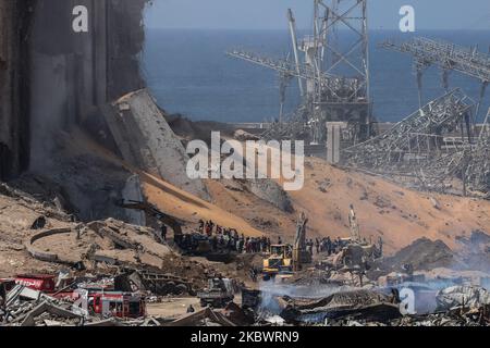 Rettungskräfte im Hafen am Tag nach einer massiven Explosion im Hafen am 5. August 2020 in Beirut, Libanon. Nach Angaben des libanesischen Roten Kreuzes starben im Moment über 100 Menschen bei der Explosion und über 4.000 wurden bei der Explosion im Hafen von Beirut verletzt. Beamte sagten, dass ein am Wasser gelegenes Lagerhaus, in dem explosive Materialien gelagert werden, angeblich 2.700 Tonnen Ammoniumnitrat, die Ursache der Explosion sei. (Foto von Houssam Hariri/NurPhoto) Stockfoto