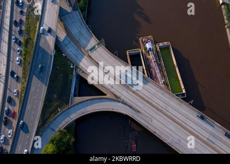 Ein Lastkahn auf dem Schuylkill River, der nach dem tropischen Sturm Isaias während des Hochwassers ungesichert wurde, kollidierte mit einer Brücke und führte am 5. August 2020 zur Schließung der Interstate 676 durch die Innenstadt von Philadelphia. PennDOT, staatliche Transportbehörde, sagte nach der Inspektion, dass die Brücke strukturell solide sei, aber die Autobahn einen weiteren Tag geschlossen bleiben müsste, bevor das Armeekorps der Ingenieure, das das Projekt überwacht, das die Barge engagierte, in der Lage sein würde, sie zu bewegen. (Foto von Michael Candelori/NurPhoto) Stockfoto