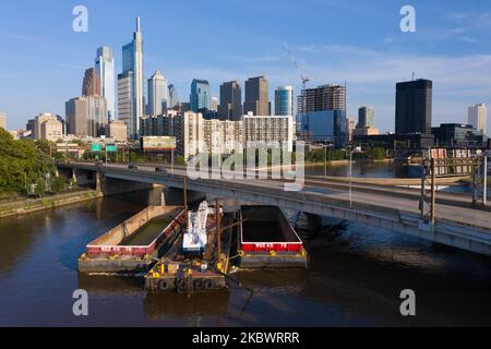 Ein Lastkahn auf dem Schuylkill River, der nach dem tropischen Sturm Isaias während des Hochwassers ungesichert wurde, kollidierte mit einer Brücke und führte am 5. August 2020 zur Schließung der Interstate 676 durch die Innenstadt von Philadelphia. PennDOT, staatliche Transportbehörde, sagte nach der Inspektion, dass die Brücke strukturell solide sei, aber die Autobahn einen weiteren Tag geschlossen bleiben müsste, bevor das Armeekorps der Ingenieure, das das Projekt überwacht, das die Barge engagierte, in der Lage sein würde, sie zu bewegen. (Foto von Michael Candelori/NurPhoto) Stockfoto