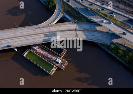 Ein Lastkahn auf dem Schuylkill River, der nach dem tropischen Sturm Isaias während des Hochwassers ungesichert wurde, kollidierte mit einer Brücke und führte am 5. August 2020 zur Schließung der Interstate 676 durch die Innenstadt von Philadelphia. PennDOT, staatliche Transportbehörde, sagte nach der Inspektion, dass die Brücke strukturell solide sei, aber die Autobahn einen weiteren Tag geschlossen bleiben müsste, bevor das Armeekorps der Ingenieure, das das Projekt überwacht, das die Barge engagierte, in der Lage sein würde, sie zu bewegen. (Foto von Michael Candelori/NurPhoto) Stockfoto