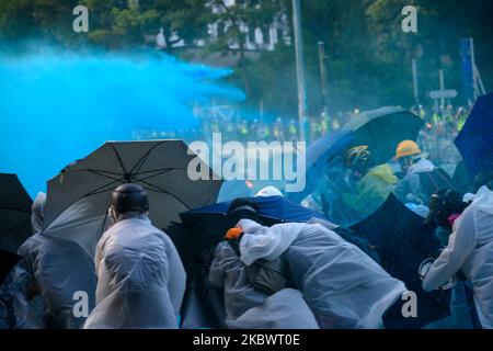 Die Polizei von Hongkong blockiert am 17. November 2019 alle Ausfahrten und lässt die Öffentlichkeit am PolyU in Hongkong, China, nicht gehen. (Foto von Kwan Wong/NurPhoto) Stockfoto