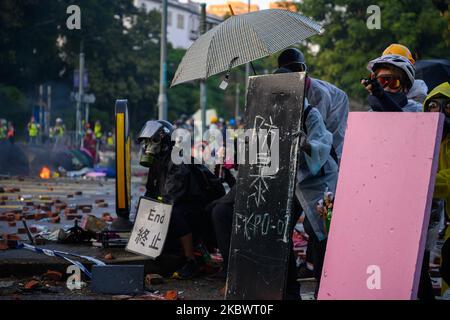 Die Polizei von Hongkong blockiert am 17. November 2019 alle Ausfahrten und lässt die Öffentlichkeit am PolyU in Hongkong, China, nicht gehen. (Foto von Kwan Wong/NurPhoto) Stockfoto