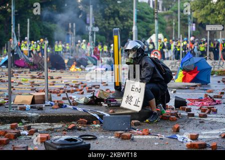 Die Polizei von Hongkong blockiert am 17. November 2019 alle Ausfahrten und lässt die Öffentlichkeit am PolyU in Hongkong, China, nicht gehen. (Foto von Kwan Wong/NurPhoto) Stockfoto