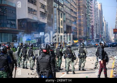 Die Öffentlichkeit versucht, Protestierende innerhalb von PolyU während des zweiten Tages der Belagerung von PolyU in Hongkong, China, am 18. November 2019 wiederzufinden. (Foto von Kwan Wong/NurPhoto) Stockfoto