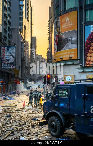 Die Öffentlichkeit versucht, Protestierende innerhalb von PolyU während des zweiten Tages der Belagerung von PolyU in Hongkong, China, am 18. November 2019 wiederzufinden. (Foto von Kwan Wong/NurPhoto) Stockfoto