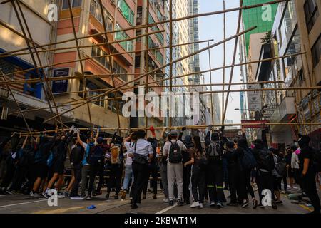 Die Öffentlichkeit versucht, Protestierende innerhalb von PolyU während des zweiten Tages der Belagerung von PolyU in Hongkong, China, am 18. November 2019 wiederzufinden. (Foto von Kwan Wong/NurPhoto) Stockfoto