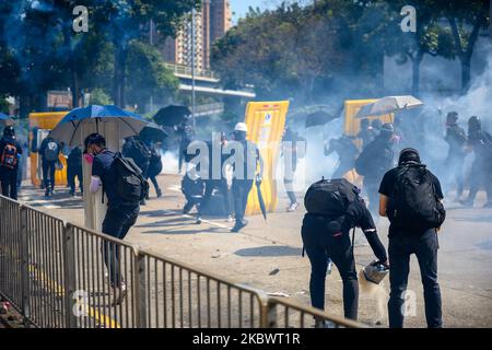 Die Öffentlichkeit versucht, Protestierende innerhalb von PolyU während des zweiten Tages der Belagerung von PolyU in Hongkong, China, am 18. November 2019 wiederzufinden. (Foto von Kwan Wong/NurPhoto) Stockfoto