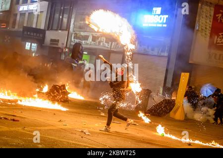 Die Öffentlichkeit versucht, Protestierende innerhalb von PolyU während des zweiten Tages der Belagerung von PolyU in Hongkong, China, am 18. November 2019 wiederzufinden. (Foto von Kwan Wong/NurPhoto) Stockfoto