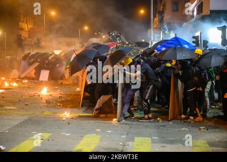 Die Öffentlichkeit versucht, Protestierende innerhalb von PolyU während des zweiten Tages der Belagerung von PolyU in Hongkong, China, am 18. November 2019 wiederzufinden. (Foto von Kwan Wong/NurPhoto) Stockfoto