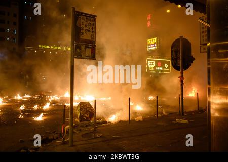 Die Öffentlichkeit versucht, Protestierende innerhalb von PolyU während des zweiten Tages der Belagerung von PolyU in Hongkong, China, am 18. November 2019 wiederzufinden. (Foto von Kwan Wong/NurPhoto) Stockfoto