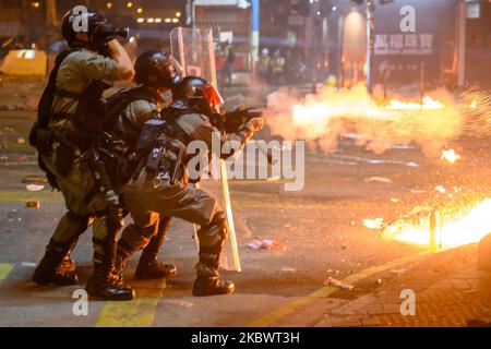 Die Öffentlichkeit versucht, Protestierende innerhalb von PolyU während des zweiten Tages der Belagerung von PolyU in Hongkong, China, am 18. November 2019 wiederzufinden. (Foto von Kwan Wong/NurPhoto) Stockfoto