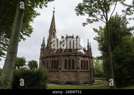 Außenansicht der Kapelle-Pantheon des Palacio de Sobrellano in Comillas Cantabria, Spanien, am 1. August 2020 im englischen und mitteleuropäischen rechtwinkligen gotischen Stil mit Möbeln von Gaudí und modernistischen Skulpturen von Joan Roig, Josep Llimona, Venancio Vallmitjana und Agapito Vallmitjana. (Foto von Joaquin Gomez Sastre/NurPhoto) Stockfoto