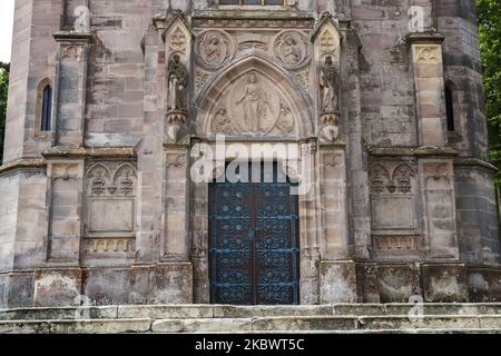 Blick auf die Eingangstür zur Kapelle-Pantheon des Sobrellano-Palastes in Comillas Cantabria, Spanien, am 1. August 2020 im rechtwinkligen gotischen Stil in Englisch und Mitteleuropa mit Möbeln von Gaudí und modernistischen Skulpturen von Joan Roig, Josep Llimona, Venancio Vallmitjana und Agapito Vallmitjana. (Foto von Joaquin Gomez Sastre/NurPhoto) Stockfoto