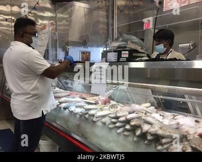 Am 06. August 2020 wiegt man einen Hai für einen Kunden auf einem srilankischen Fischmarkt in Toronto, Ontario, Kanada. (Foto von Creative Touch Imaging Ltd./NurPhoto) Stockfoto