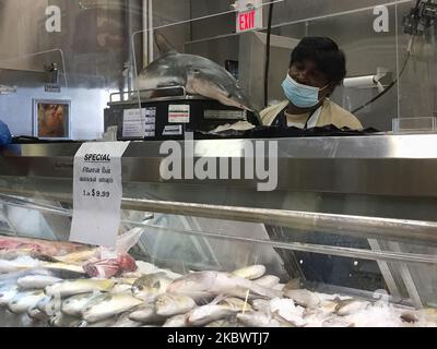 Am 06. August 2020 wiegt man einen Hai für einen Kunden auf einem srilankischen Fischmarkt in Toronto, Ontario, Kanada. (Foto von Creative Touch Imaging Ltd./NurPhoto) Stockfoto