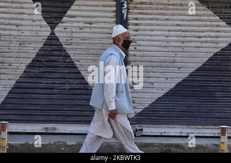 Ein älterer Kashmiri-Mann kommt am 07. August 2020 an geschlossenen Fensterläden vorbei, inmitten der COVID-19-Pandemie in Sopore, der Stadt im Distrikt Baramulla, Jammu und Kaschmir, Indien, etwa 50 km von der Sommerhauptstadt Srinagar entfernt. (Foto von Nasir Kachroo/NurPhoto) Stockfoto