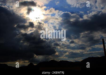 Monsunwolken ragen am 6. August 2020 in Ajmer, Rajasthan, Indien, über den Himmel. (Foto von Himanshu Sharma/NurPhoto) Stockfoto