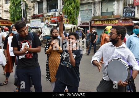 Am 7. August 2020 veranstaltete die Feministin im Widerstand, Kalkutta, Indien, einen Protest und eine Demonstration. Im August 2020 wird Jammu und Kaschmir ein Jahr lang als „Siege“ bezeichnet, wobei Artikel 370 Artikel 35A aufgehoben und der Staat in 2 Unionsgebiete abgespalten wird. Während die Seige von Kaschmir seit mehr als 70 Jahren besteht, hat die Sperre die Repression um so schlimmer gemacht. Verhaftungen von Aktivisten, Journalisten, brutale „falsche Begegnungen“, Völkermord und regelmäßige Ausgangssperre behindern den Bildungs-, Gesundheits- und Wirtschaftssektor in Kaschmir. (Foto von Sukhomoy Sen/NurPhoto) Stockfoto