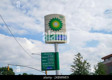 Eine Ansicht einer BP-Tankstelle in Flushing, Queens, New York, am 7. August 2020. BP war bereit, „tranded Assets“ zu verkaufen, selbst wenn die Ölpreise steigen, heißt es im Bericht. (Foto von John Nacion/NurPhoto) Stockfoto