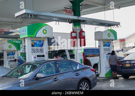 Eine Ansicht einer BP-Tankstelle in Flushing, Queens, New York, am 7. August 2020. BP war bereit, „tranded Assets“ zu verkaufen, selbst wenn die Ölpreise steigen, heißt es im Bericht. (Foto von John Nacion/NurPhoto) Stockfoto