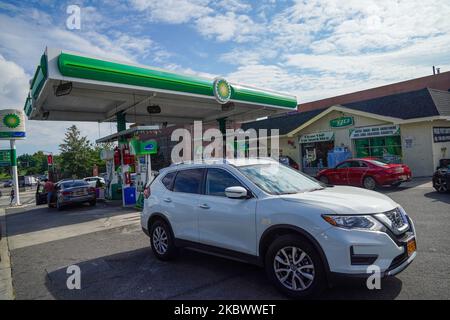 Eine Ansicht einer BP-Tankstelle in Flushing, Queens, New York, am 7. August 2020. BP war bereit, „tranded Assets“ zu verkaufen, selbst wenn die Ölpreise steigen, heißt es im Bericht. (Foto von John Nacion/NurPhoto) Stockfoto