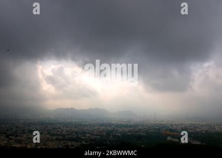 Monsunwolken ragen am 7. August 2020 in Ajmer, Rajasthan, Indien, über den Himmel. (Foto von Himanshu Sharma/NurPhoto) Stockfoto