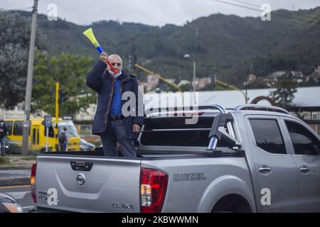 Ein Anhänger des ehemaligen Präsidenten Alvaro Uribe nimmt an einer Karawane Teil, um gegen die Entscheidung des Obersten Gerichtshofs zu protestieren, Uribe unter Hausarrest zu stellen, während am 7. August 2020 in Bogota, Kolumbien, eine manipulierende Untersuchung gegen ihn durch Zeugen stattfindet. (Foto von Daniel Garzon Herazo/NurPhoto) Stockfoto