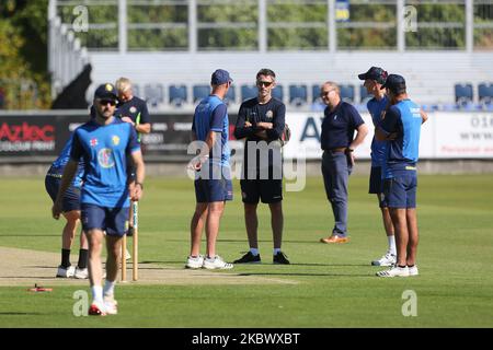 Lancashire Bowler Graham Onions im Gespräch mit dem ehemaligen Teamkollegen Chris Rushworth von Durham während des Bob Willis Trophy-Spiels zwischen Durham County Cricket Club und Lancashire in Emirates Riverside, Chester le Street, am Samstag, 8.. August 2020. (Foto von Mark Fletcher/MI News/NurPhoto) Stockfoto