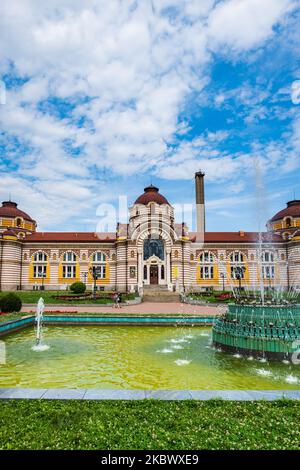 Sofia, Bulgarien - 2022. August: Park 'Tsentralna Banya' mit Brunnen und altem Thermalbadgebäude. Es ist einer der beliebtesten Stadtparks in Sofia, Stockfoto