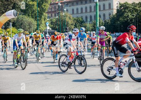 Fahrer beim Start des eintägigen Klassikers Milano-Sanremo 2020 vor dem Castello Sforzesco in Mailand am 8. August 2020 (Foto: Alessandro Bremec/NurPhoto) Stockfoto