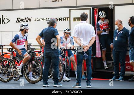 Vincenzo Nibali bereitet sich auf den Start des eintägigen Klassikers Milano-Sanremo 2020 im Team-Bus-Bereich in Mailand am 8. August 2020 vor (Foto: Alessandro Bremec/NurPhoto) Stockfoto