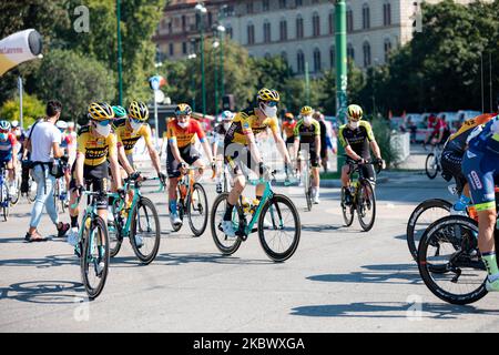 Fahrer beim Start des eintägigen Klassikers Milano-Sanremo 2020 vor dem Castello Sforzesco in Mailand am 8. August 2020 (Foto: Alessandro Bremec/NurPhoto) Stockfoto