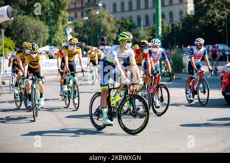 Fahrer beim Start des eintägigen Klassikers Milano-Sanremo 2020 vor dem Castello Sforzesco in Mailand am 8. August 2020 (Foto: Alessandro Bremec/NurPhoto) Stockfoto