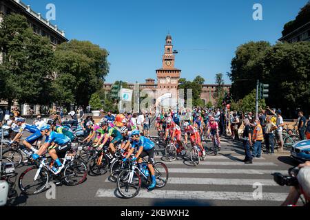 Fahrer beim Start des eintägigen Klassikers Milano-Sanremo 2020 vor dem Castello Sforzesco in Mailand am 8. August 2020 (Foto: Alessandro Bremec/NurPhoto) Stockfoto