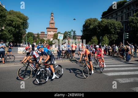 Fahrer beim Start des eintägigen Klassikers Milano-Sanremo 2020 vor dem Castello Sforzesco in Mailand am 8. August 2020 (Foto: Alessandro Bremec/NurPhoto) Stockfoto