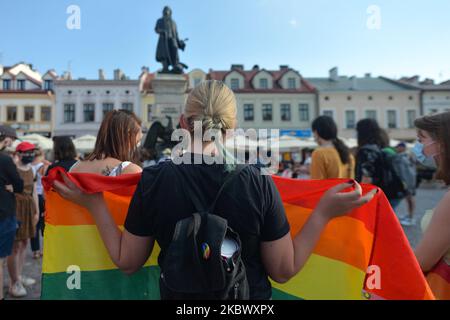 Aktivisten, die auf dem Marktplatz von Rzeszow während einer Solidaritätsdemonstration mit der verhafteten Margot, einer Aktivistin des "Stop Bzdurom"-Kollektivs, gesehen wurden, die am Vortag von der Polizei in Warschau verhaftet wurde, weil sie einen Van der Stiftung Pro - Right to Life zerstört hatte. Am Samstag, den 8. August 2020, in Rzeszow, Woiwodschaft Karpaten, Polen. (Foto von Artur Widak/NurPhoto) Stockfoto