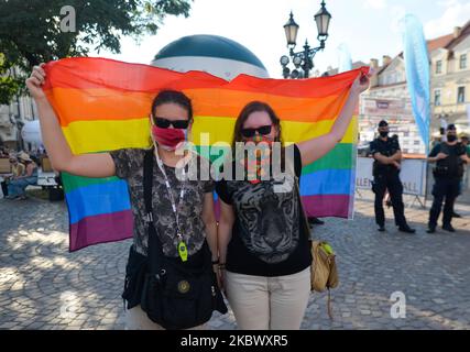 Aktivisten, die auf dem Marktplatz von Rzeszow während einer Solidaritätsdemonstration mit der verhafteten Margot, einer Aktivistin des "Stop Bzdurom"-Kollektivs, gesehen wurden, die am Vortag von der Polizei in Warschau verhaftet wurde, weil sie einen Van der Stiftung Pro - Right to Life zerstört hatte. Am Samstag, den 8. August 2020, in Rzeszow, Woiwodschaft Karpaten, Polen. (Foto von Artur Widak/NurPhoto) Stockfoto